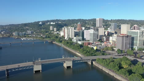 Innenstadt-Von-Portland,-Oregon,-Rückwärtsschwenk-Der-Skyline-Der-Stadt