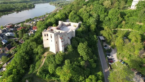 Complejo-De-Castillo-Románico-Con-Terrazas-Miradores-Y-Una-Torre-De-Observación-En-La-Ciudad-De-Kazimierz-Dolny.