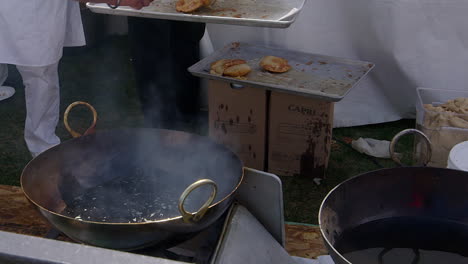 Beim-Nagar-Kirtan-Festival-Wird-Frittiertes-Poori-Blätterteigbrot-Aus-Punjabi-Gebacken