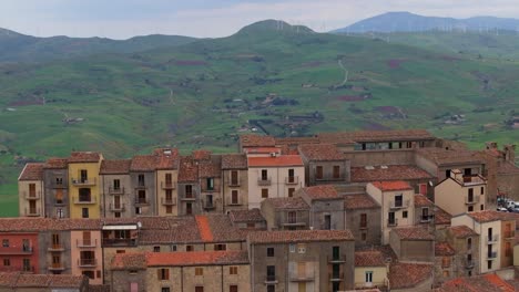 Drohne-Sinkt-Herab-Und-Enthüllt-Malerische-Häuser-In-Gangi,-Sizilien,-Italien