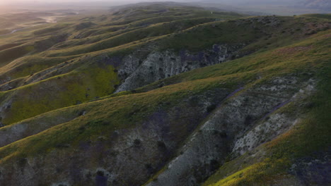 Luftdrohne-Nahaufnahme-Geologische-Formationen-Der-Carrizo-Plains-Bergausläufer-Kalifornien-Sonnenuntergangslandschaft