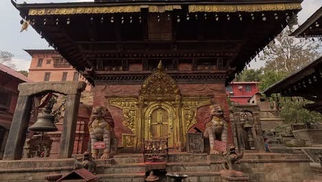 Puerta-Sagrada-Dorada-Del-Antiguo-Templo-Vajrayogini,-Una-Pieza-Central-Del-Patrimonio-Espiritual-Y-Cultural-Ubicado-En-El-Corazón-Del-Valle-De-Katmandú