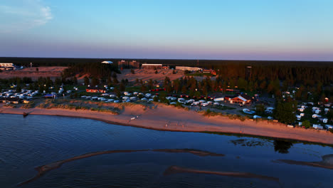 Luftbild-Kamerafahrt-Vom-Strand-Und-Campingplatz,-Sommersonnenuntergang-In-Kalajoki,-Finnland