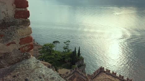 Impresionante-Puesta-De-Sol-Sobre-El-Lago-De-Garda-Desde-El-Borde-Del-Castillo