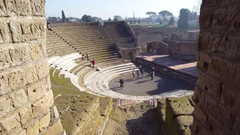 Turistas-En-El-Gran-Teatro-Odeon-De-Pompeya-Con-El-Parque-Arqueológico-De-Pompeya-En-Nápoles,-Italia