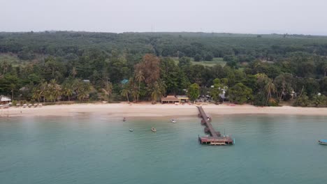 Luftaufnahme-Des-Piers-Am-Strand-Von-Ao-Suan-Yai-Auf-Der-Insel-Koh-Mak