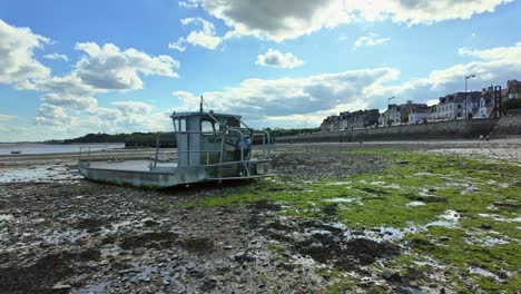 Boat-beached-during-low-tide-at-Cancale,-Brittany-in-France