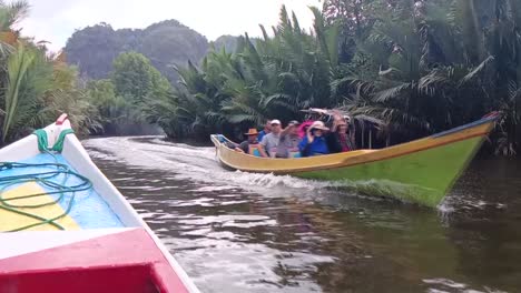 Touristen,-Die-Mit-Einem-Traditionellen-Boot-Segeln,-Besuchen-Die-Geologische-Stätte-Im-Dorf-Ramang-Ramang,-Maros,-Südsulawesi