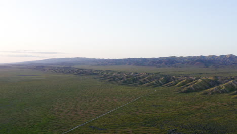 Vogelperspektive-Von-Kaliforniens-Grasland-Carrizo-Plains-Foothills-Zeigt-Grüne-Fläche-Mit-Klarem-Himmel