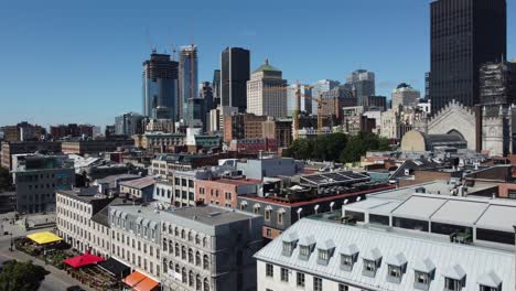 Drohne-Nähert-Sich-Dem-Historischen-Viertel-Des-Alten-Hafens-Von-Montreal-Mit-Moderner-Skyline-Im-Hintergrund