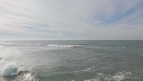 Disparo-De-Un-Dron-En-órbita-Que-Muestra-A-Un-Grupo-De-Surfistas-En-El-Océano-Atlántico-Durante-Un-Día-Nublado