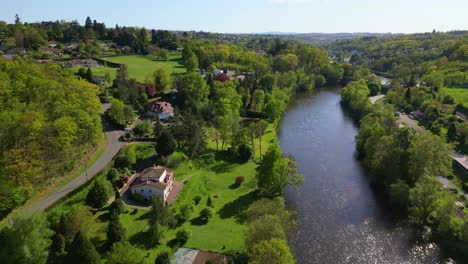 Casas-De-Lujo-A-Lo-Largo-De-Las-Verdes-Orillas-Del-Río-Vienne-En-La-Campiña-De-Limoges,-Paisaje-Rural-E-Idílico-De-Nouvelle-aquitaine-En-Francia