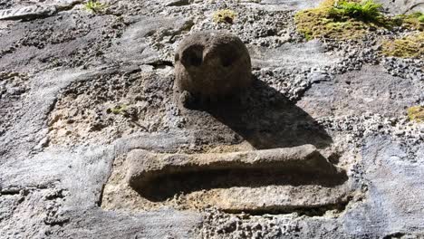 Totenkopf-Mit-Gekreuzten-Knochen-Aus-Stein-Gehauen-An-Der-Außenwand-Einer-Kapelle-Im-Dunstaffnage-Castle-In-Oban,-Argyll-And-Bute,-West-Schottland,-Vereinigtes-Königreich