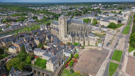 Kathedrale-Von-Saint-Julian-Und-Paderbornat-Straße-In-Le-Mans-In-Frankreich