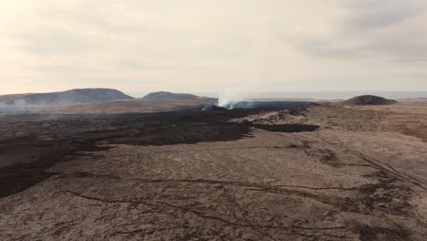 Rauchendes-Vulkangestein-In-Karger,-Unwirtlicher-Vulkanlandschaft