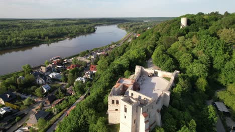 Romanische-Burganlage-Mit-Aussichtsterrassen-Und-Aussichtsturm