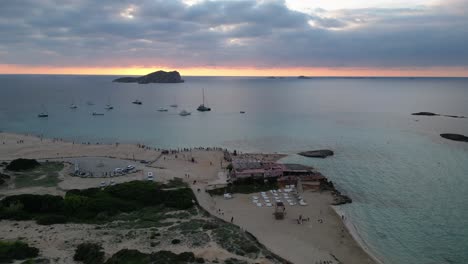 Strand-Von-Cala-Comte-Mit-Booten,-Atemberaubender-Sonnenuntergangshimmel-Auf-Ibiza