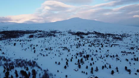 Panorámica-Del-Horizonte-Con-Vistas-Al-Parque-Nacional-De-Rondane,-Desde-Fuera-Del-Parque