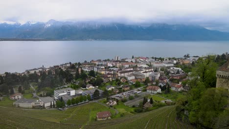 Montreux-Una-Ciudad-Ubicada-Junto-A-Un-Hermoso-Lago-Con-Vistas-A-Las-Montañas-Al-Otro-Lado-Del-Lago-En-Un-Día-Nublado