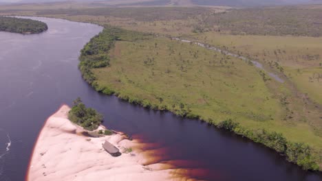 Luftbildvideo-Eines-Fluges-über-Der-Mayupa-Savanne,-Blick-Auf-Den-Carrao-Fluss