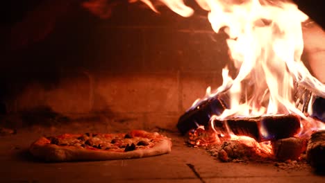 Pizza-A-Leña-Horneada-En-Horno-De-Ladrillos.