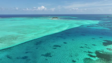 Agua-De-La-Bahía-Azul-En-San-Andrés-En-La-Isla-Caribeña-De-Colombia