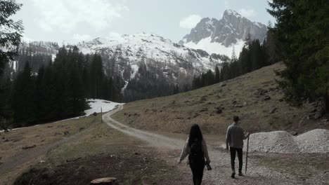 Mann-Und-Frau-Wandern-Zu-Den-Schneebedeckten-Dolomiten-In-Italien