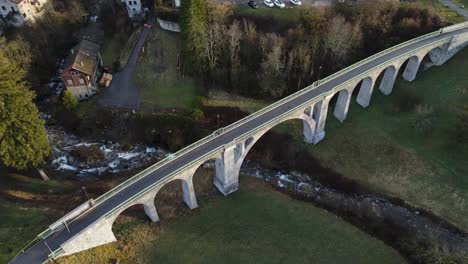 Vista-Superior-Del-Hermoso-Puente-De-Arco-De-Piedra-En-Mieussy,-Francia