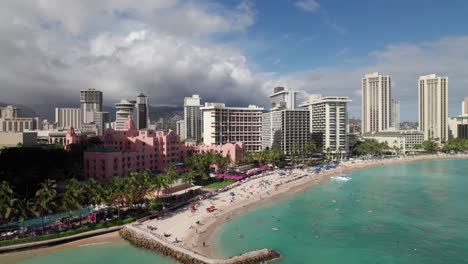 4K-drone-view-of-Waikiki-Beach-in-downtown-Honolulu,-Hawaii