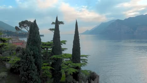 Vista-Aérea-Del-Castillo-De-Malcesine-Y-Del-Encantador-Paisaje-Urbano-Junto-Al-Lago-De-Garda,-Que-Combina-La-Arquitectura-Medieval-Con-Aguas-Pintorescas.