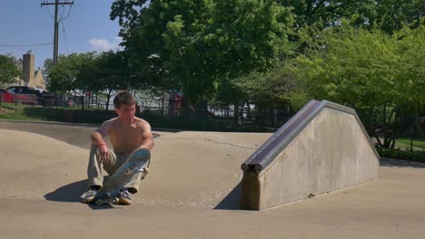 Skateboarder-Liegt-Erschöpft-Auf-Dem-Boden