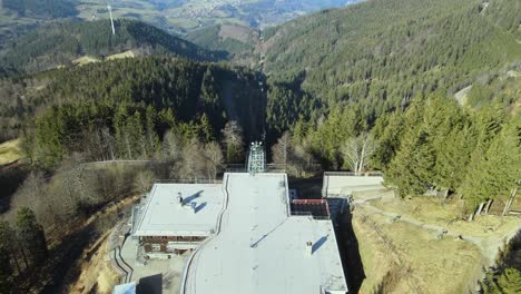 Estación-Del-Teleférico-Que-Lleva-A-La-Gente-Desde-Friburgo-A-La-Cima-De-La-Colina.