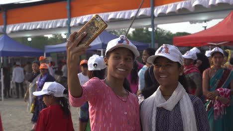 Una-Joven-Vestida-Con-Mercancías-De-BJP-Tomándose-Selfies-Durante-La-Campaña-Electoral-De-Lok-Sabha-Del-Partido-Bhartiya-Janta-Por-Parte-Del-Primer-Ministro-Indio-Narendra-Modi-En-El-Hipódromo