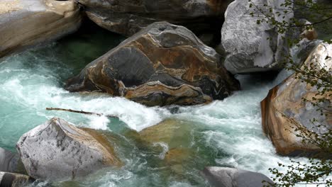 Primer-Plano-Medio-De-Piedras-De-Río-Pulidas-Con-Bandas-únicas-En-Verzasca,-Suiza