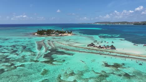 Agua-De-La-Bahía-Azul-En-San-Andrés-En-La-Isla-Caribeña-De-Colombia