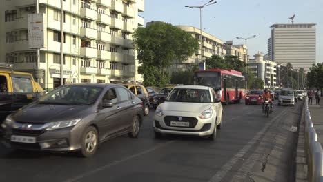 Tráfico-De-Señales-De-Carretera-Marinas,-Vehículos-Eléctricos-De-Energía-Verde-En-La-Calle