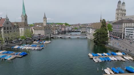 Rápido-Y-Avanzado-Disparo-De-Drones-En-Movimiento-De-Altura-Media-Siguiendo-El-Río-En-El-Centro-De-La-Ciudad-De-Zurich