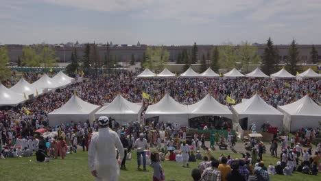 Langsamer-Schwenk-über-100.000-Menschen,-Die-Das-Nagar-Kirtan-Frühlingsfest-Genießen