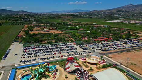 Parque-Zoológico-De-Attica-Y-Estacionamiento-En-Vista-Aérea-De-Drones-En-Un-Día-Soleado