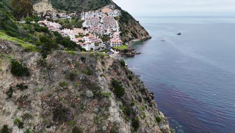 Avalon-En-La-Isla-Catalina-Con-Exuberante-Paisaje-Y-Océano,-Vista-Aérea