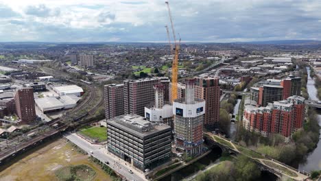 Apartamentos-De-Nueva-Construcción-En-El-Canal-De-La-Ciudad-De-Leeds,-Reino-Unido,-Drone,-Antena