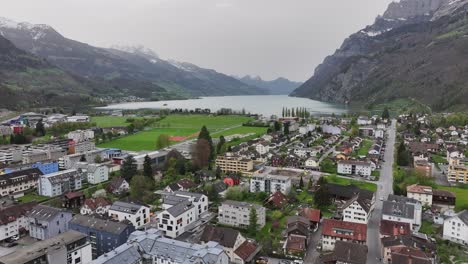 Walenstadt-Es-Un-Pueblo-A-Orillas-Del-Lago-Walensee-En-Suiza.