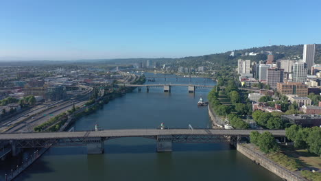 Vuelo-De-Drones-Sobre-El-Río-Willamette-En-Portland,-Oregon,-Mostrando-Muchos-Puentes