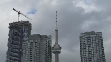 CN-Tower-Neben-Dem-Bau-In-Der-Innenstadt-Von-Toronto,-Neigung-Nach-Unten-Geschossen