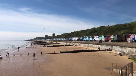 Beach-Huts-along-the-beach-at-Frinton-on-Sea-in-Essex,-UK