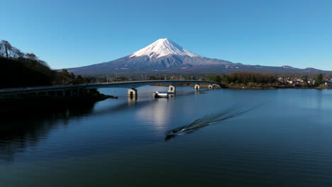 Speedboat-Cruising-At-Lake-Kawaguchi-With-Mt