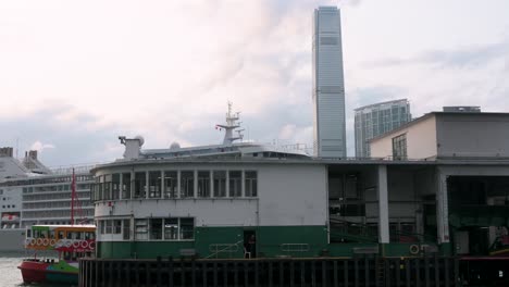 Se-Ve-Un-Ferry-Estrella-Saliendo-Del-Muelle-De-La-Terminal-De-Ferry-En-El-Puerto-Victoria-En-Hong-Kong