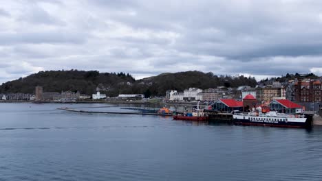 Pan-De-Popular-Destino-Turístico-De-La-Ciudad-De-Oban,-El-Puerto-Y-El-Paseo-Marítimo-En-Un-Día-Ajetreado-Lleno-De-Visitantes-De-Vacaciones-Y-Vacaciones