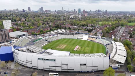 Edgbaston-Stadion-Drohne,-Luftaufnahme-Der-Skyline-Der-Stadt-Im-Hintergrund