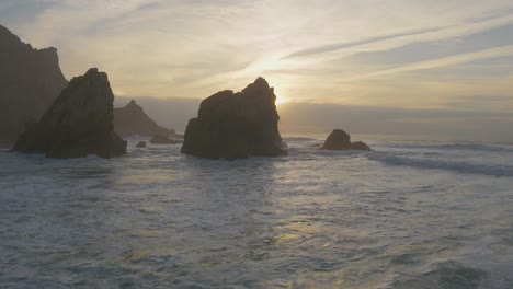 Vista-Aérea-Pasando-Cerca-De-Acantilados-Rocosos-En-El-Océano-Atlántico-En-La-Playa-De-Ursa,-Atardecer-Nublado-En-Portugal